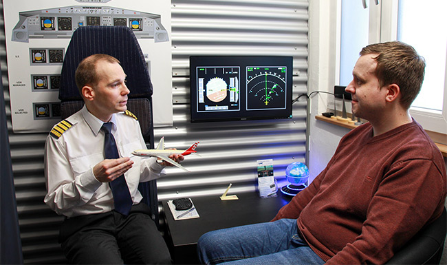 Kunde überreicht Ticket an den Copiloten