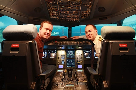 Cockpit des Flugsimulators, hinter den Scheiben die Brück von San Francisco