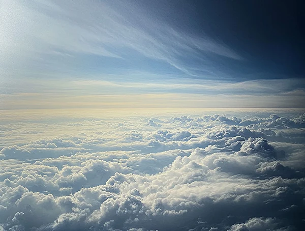 Blick von oben auf Wolkendecke